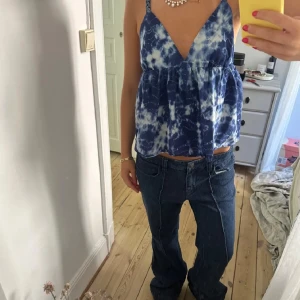 Tiedye topp - säljer för att den inte kommer till användning💓har sytt upp banden för de va för långa för mig men det går enkelt för mig att sprätta upp om nån vill. kom med prisförslag! drt är lånade bilder så be om egna bilder om ni vill!💖 