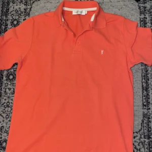 Saint Laurent tröja - Snygg rosa vintage pikétröja från Yves Saint Laurent med klassisk krage och knappslå. Den har en broderad logotyp på bröstet i vitt. Perfekt för en stilren look. Inga som helst defekter och är i superskick. dm vid frågor, vid snabb affär kan pris diskuteras