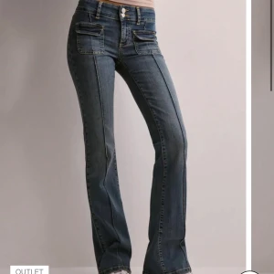 Low Waist Bootcut Pocket Jeans från Nelly - Säljer de här fina jeansen från nelly som har praktiska fickor fram och bak. Har används 2-3 gånger. Kontakta gärna mig för fler bilder ifall det behövs! Pris kan även diskuteras.