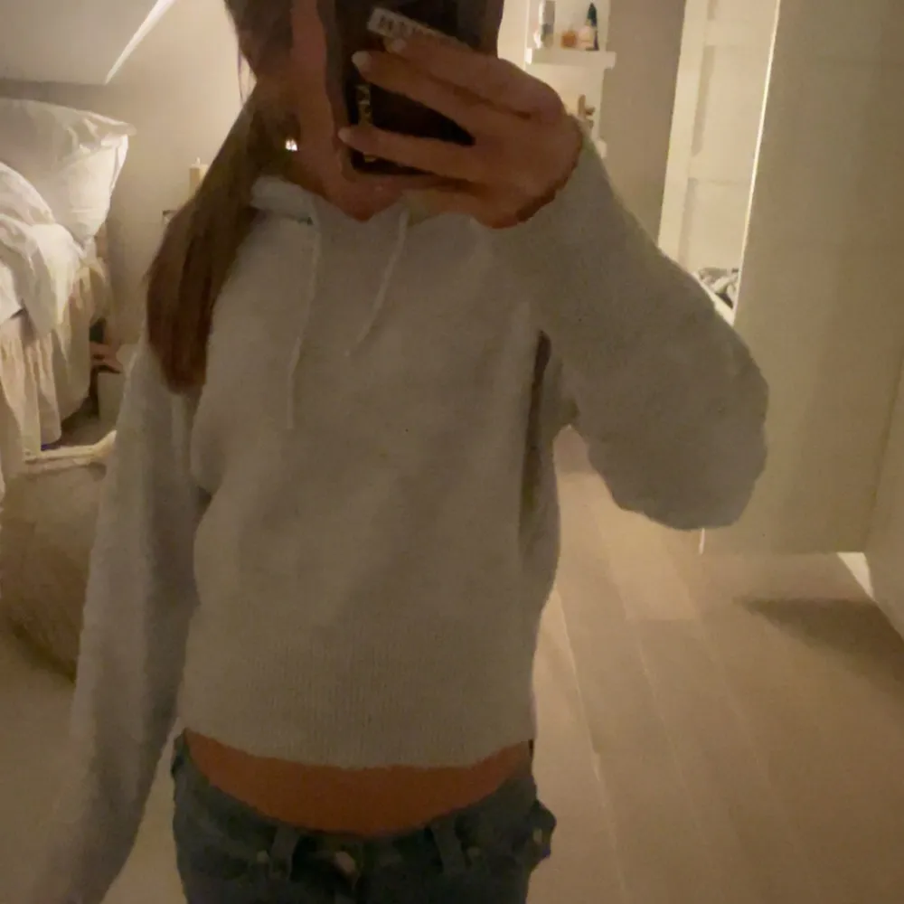 Säljer en mysig stickad grå hoodie från gina tricot 💓 inte helt ny köpt i september men använt fåtal gånger o inte tecken på användning🥰 . Neuletakit & Villapaidat.