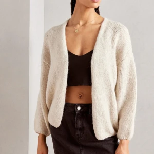 Lindex kofta - En kofta från lindex i biege helt oanvänd aldrig använt så i nyskick. Skriv för bilder