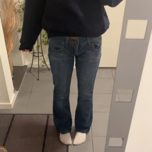 lågmidjade jeans  - lågmidjade jeans me lite bootcut, säljer då de tyvärr är lite för stora för mig, midjemått: 36cm rakt över, innerbenslängd: 72cm💖skriv innan köp!!