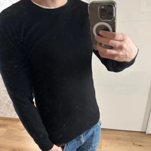 Svart stickad tröja Dressmann i Merinoull - Säljer denna simpla stickade svarta tröjan från Dressmann! Säljer då den blivit för lite för mig. 😁Tröjan är i merinoull och lite tunnare i materialet, perfekt för våren!