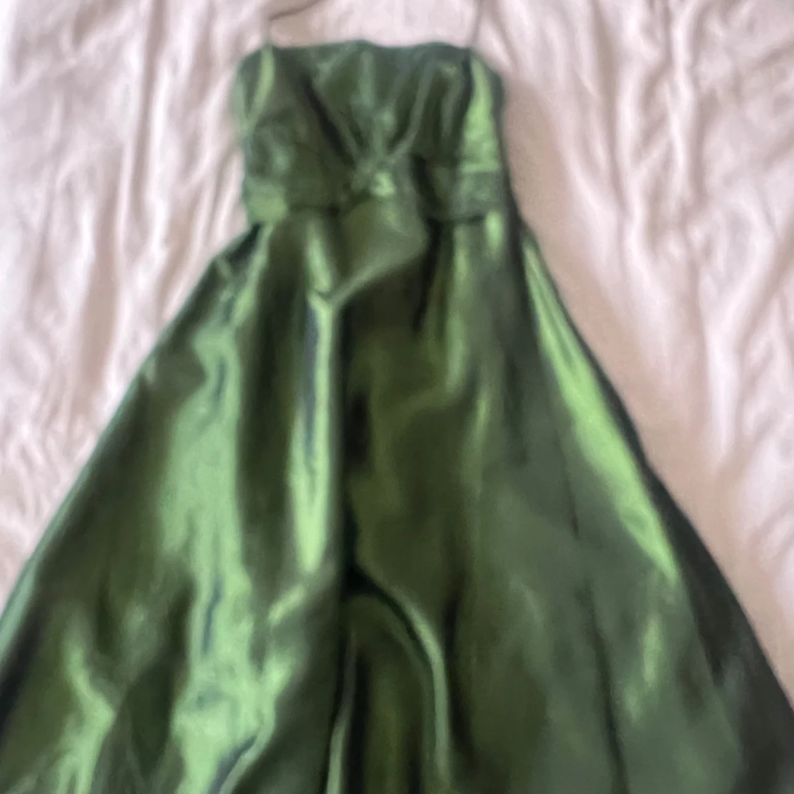 Grön axelbandslös klänning - 1