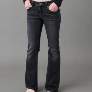 Svarta jeans - Snygga svarta bootcut jeans från gina Young. Säljer på grund av att dom är för korta. Skriv för fler bilder eller frågor!💕