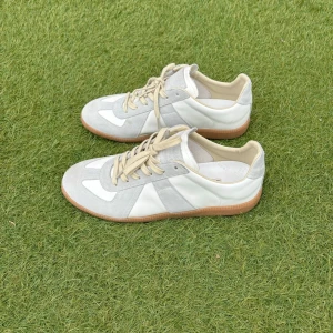 Vita Maison Margiela Gats Storlek 43 - Vita Gats | Storlek 43 man | Skick 10/10 ej användna säljer pga dom var för stora | Pris 4599 kr| Box & Dust bags ingår | Kvitto ingår | Fraktar samma dag 🚛| Skriv vid fler frågor eller bilder 🙌