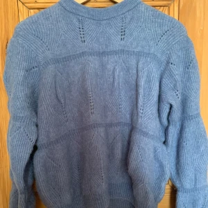 Stickad tröja - En helt ny stickad tröja från & Other stories, med lappen kvar. Underbar duvblå färg och puffiga ärmar. 