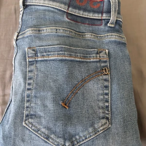 Dondup - Säljer ett par snygga blåa Dondup-byxor i fint skick. Bekväma och stilrena.W30