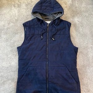 Mocka väst - Skick: 8/10, lite tråd har lossnat - Storlek: L