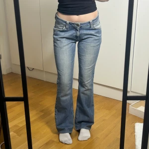 Lågmidjade bootcut jeans Lee utsvängda byxor vintage   - Från lee. Har svårt att tyda storleken på lappen men skulle säga att jeansen passar en W28-W29. Innerbenslängd:78 midjemått:38. Obs. Som man ser på sista bilden har jeansen små defekter vid fickorna. Inget som syns. Men säljer hyfsat billigt pga detta. Köp sker via köp nu, jag postar inom 24h. Kvar tills markerad såld 