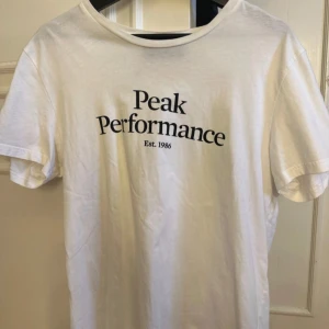 T-shirt  - T-shirt från peak performance i storlek L. Herrmodell 🥰