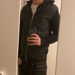 Svart Cardigan  - Snygg Svart stickad hybrid cardigan i storlek Small. Mycket fint skick! Prisförslag tas emot! Skriv för fler bilder! Märke: Daniel Hetcher Paris