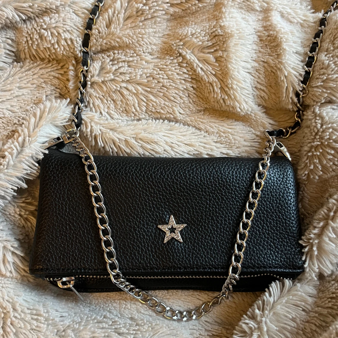 Svart axelväska med stjärndetalj - 1
