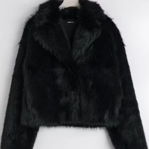 Svart pälsjacka - Så snygg svart pälsjacka som ger en lyxig känsla 🤩 Jackan är helt oanvänd  och även perfekt för att hålla dig varm och stilren under kallare dagar. Den är långärmad och har en mjuk, fluffig textur som ger en trendig look!!