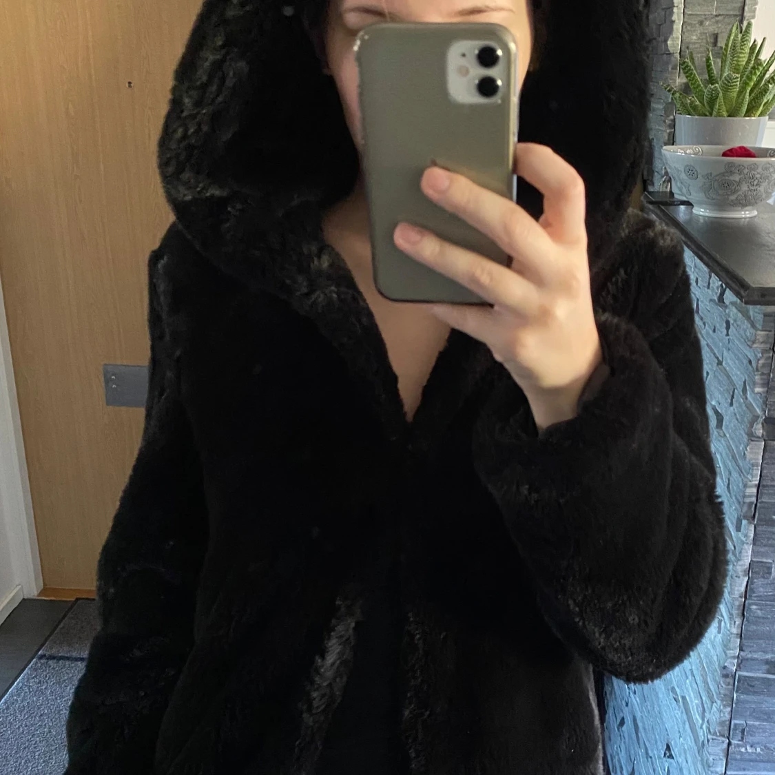 Svart pälsjacka med huva - 2