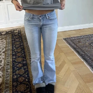 Levis jeans - Säljer dessa super fina Levis jeans, köpta på Plick och endast testade av mig då de inte passade 💞Midjemåttet är 37cm rakt över och skulle säga att de passar någon som är mellan 160-165cm! Hör av dig vid frågor eller intresse 💕(lånade bilder från förra ägaren)