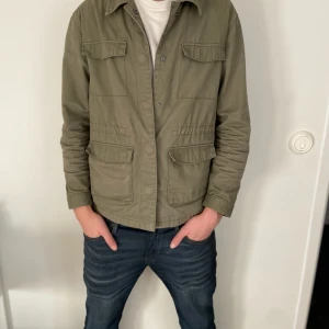 Olivgrön overshirt - Tjena, jag säljer nu denna feta overshirten📈❗️Den är i mycket bra skick och har inga defekter! Bara att höra av sig vid frågor✅️