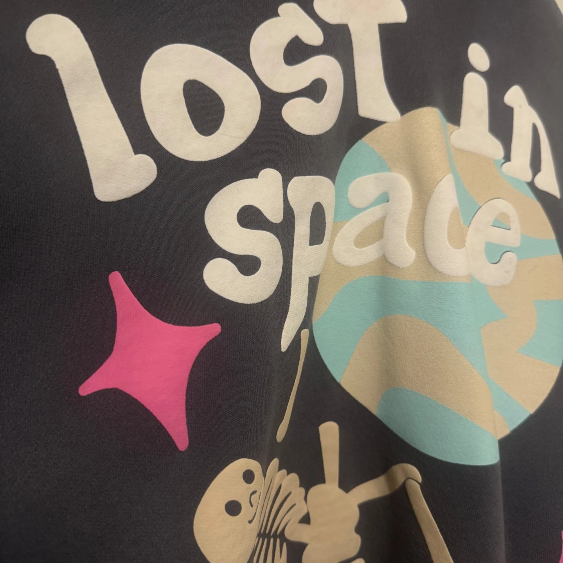 Mörkgrå hoodie med tryck - 1