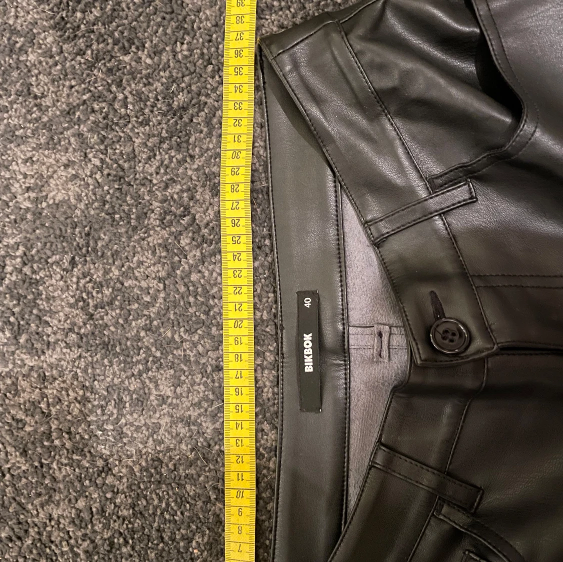 Svarta skinnbyxor från Bik Bok - 3