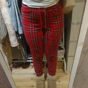 Nya rutiga pyjamasbyxor  - Cubus, aldrig använda, passar bättre S/XS, säljer då de är för små. Skriv vid frågor eller diskussion av pris! 