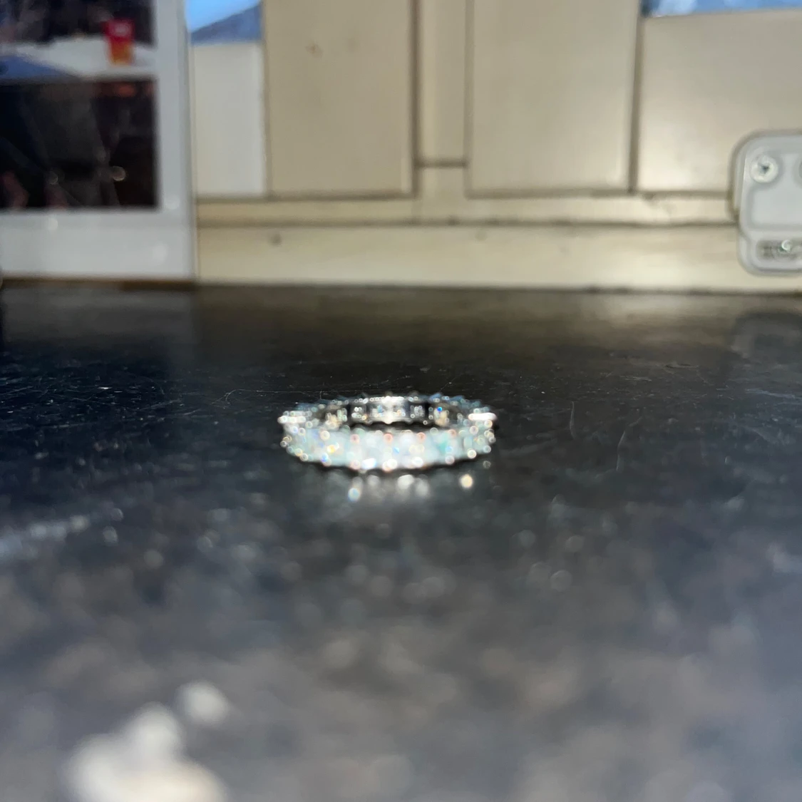 Glittrig ring i silver