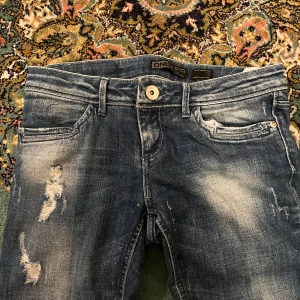 Lågmidjade utsvängda  jeans från only💓 - Säljer dessa lågmidjade jeans från only💓 dem sitter bra på st XS och S skulle jag säga, säljer för att de inte kommer till användning längre 🙏💓