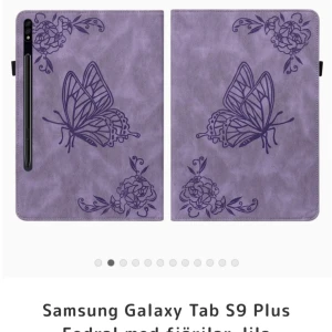Lila fodral till Samsung Galaxy Tab S9 Plus - Snyggt lila fodral för Samsung Galaxy Tab S9 Plus med ett vackert fjärilsmönster. Fodralet har en praktisk hållare för pennan och kan ställas upp för enkel visning. Perfekt för att skydda din surfplatta med stil.