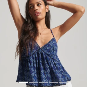 Blå söt topp från superdry - Säljer en jättefin och söt topp från superdry i färgen blue geo!🌺 Storlek M men skulle säga att den passar xs-m. Verkligen perfekt nu till sommaren!⛱️🌊 Priset går att diskutera vid snabbt köpt och jag kan skicka fler bilder. Nypris 449 kr