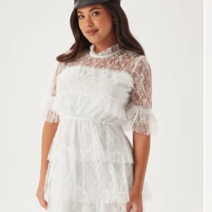 Vit studentklänning  - Jätte söt studentklänning från Bubbleroom! Säljs pga att jag hittat en annan och går inte att skicka till baka. Aldrig använd bara testad❤️ nypris 699