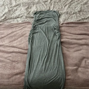 Grå axelbandslös klänning - Säljer denna jätte snygga gråa klänningen, inga fläckar eller märken