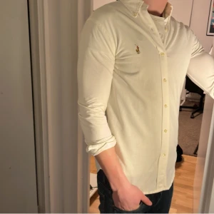 Ralph Lauren Skjorta - Tja säljer en Ralph lauren skjorta i färgen vit och i storlek S passar 170-180 cm ungefär. Nypris 1595 KR mitt pris 299 KR. Inga defekter som hål eller fläckar. Skriv vid frågor eller funderingar.