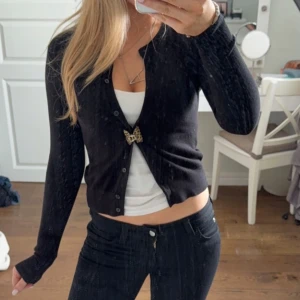 Svart kofta - Säljer en stilren svart kofta med knappar💓 Koftan har långa ärmar och en figurnära passform, perfekt för att lägga till en touch av elegans till din outfit.