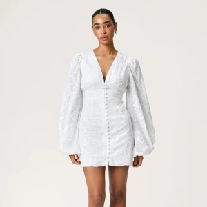 Adoore Florence Dress vit - Säljer min vita Florence klänning från Adoore då den inte har kommit till användning. Jag har använt den vid ett tillfälle så därmed har den inga märken eller defekter. Nypris är 1495kr🩷