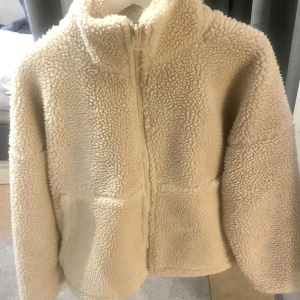 Teddyjacka / pilejacka - Säljer min vit/beiga teddyjacka i storlek S från Carin western som endast är använd vid 2 tillfällen.