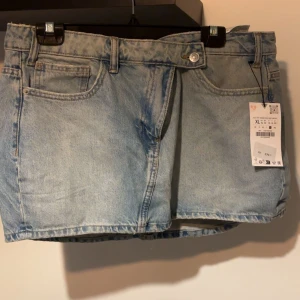 Ljusblå kjol från Zara💙 - supersnygg kjol från zara, aldrig använd och med prislapp kvar! säljer då den inte passar mig. snygg till sommaren!!☀️