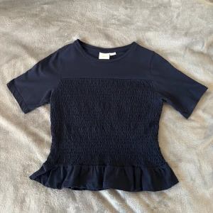 Mörkblå topp från Gina Tricot - Säljer den här söta toppen från Gina Tricot med korta ärmar. Super fin men säljer då den tyvärr blivit för liten💗