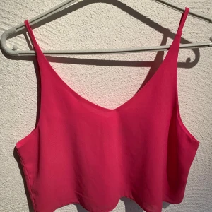 Rosa bikbok linne  - Rosa linne från bikbok. Normal i storlek i fint använt skick. Kort och lössittande. 