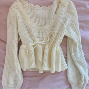 Söt ljusbeige stickad kofta med volang - Superfin ljusbeige stickad kofta med volangkant vid halsringningen och peplum nedtill. Strl xs. Från SHEIN. Pris 50 kr. 