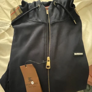 Burberry set - Säljer ett butberry set för ett billigt pris, helt nytt storlek L men passar M också! Kom med prisförslag på settet. Mvh luxury 