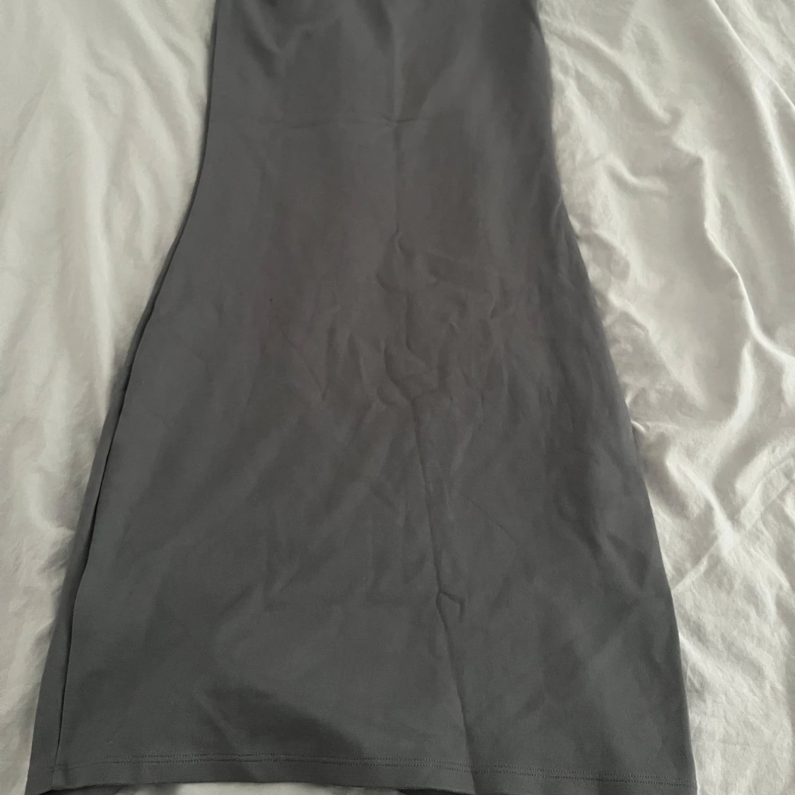 Grå kortklänning från Stradivarius - 1