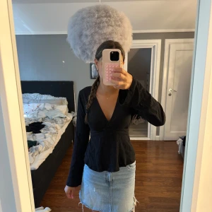 Svart blus - Svart långärmad topp från Gina med rosett bak. Bra skick. Dock ett hål i sömmen på vänster sida av armen. Det var där när jag köpte den men har inte orkat sy, men går enkelt att laga. 