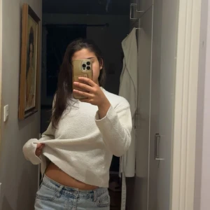 Ljus blå lågmidjad jeans kjol - Säljer en ljusblå lågmidjad jeans kjol från lager 157 i storlek S, säljer då tyvärr den är för stor och inte kommer till användning! Använd fåtal gånger men är i nyskick eftersom att den köptes nyligen. 