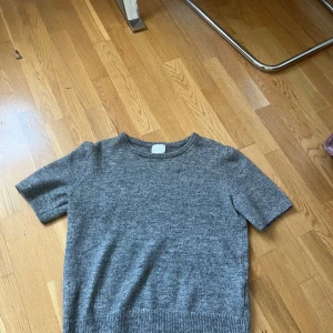 Mörkgrå stickad T-shirt - Finatickad skön T-shirt från hm i superfint skick och skönt material.