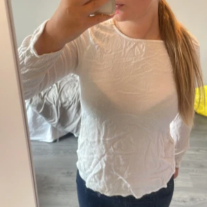 Vit tunn tröja - Vit tunn tröja med spets detaljer vid nacken, tröjan har några trådar på olika ställen som sticker ut men inget värre en så, säljer den för att den har blivit förliten 