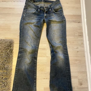Lowaist bootcut jeans från lee - Lågmidjade bootcut jeans från lee. Slitna längst ner och spruckit i grenen men det är lagat💕 skriv för fler bilder eller mått 💕