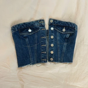 Jeans korsettopp från Zara - Jeans korsettopp från Zara i mörkblå denim. Skit snygg blå jeans färg 