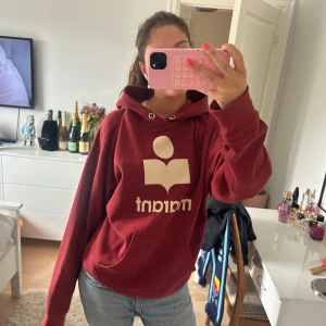 Vinröd Isabel Marant hoodie  - Vinröd hoodie från Isabel Marant, bra skick och super najs. Står storlek 36, men skulle passa 38/40 perfekt då den är lite over sized. Nypris ligger runt 4 000kr