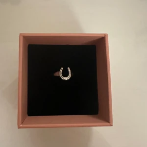 gullig edblad ring💘 - söt edblad ring med en hästsko på💕