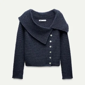 Mörkblå stickad kofta från Zara - Snygg mörkblå stickad kofta från Zara med bred krage och knappar längs framsidan. Koftan har lång ärm och ett ribbat mönster som ger en cool struktur. Perfekt för lager-på-lager och chillare dagar.