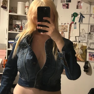 Cropped Jean jacka  - Märket flash, används ej längre därför säljer jag den! 